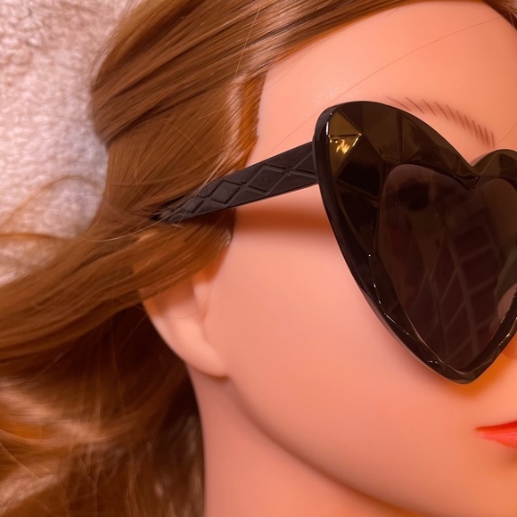 Black Heart-Shaped Oversized Sunglasses Retro Design - Picture 3 of 5
